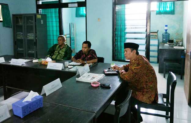 Mantan Kepala Sekolah SMPN I Gapura, Mahfud (memakai peci) saat menghadiri undangan DPKS beberapa hari kemarin. foto: FAISAL/ BANGSAONLINE