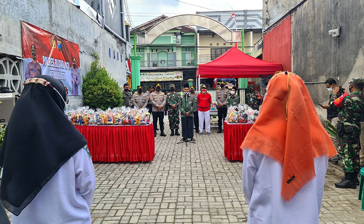 TNI dan Polri dari Kodim 0808 Blitar dan Polres Blitar Kota mengunjungi tempat isolasi Pondok Pesantren Nurul Ulum Kota Blitar. (foto: ist)