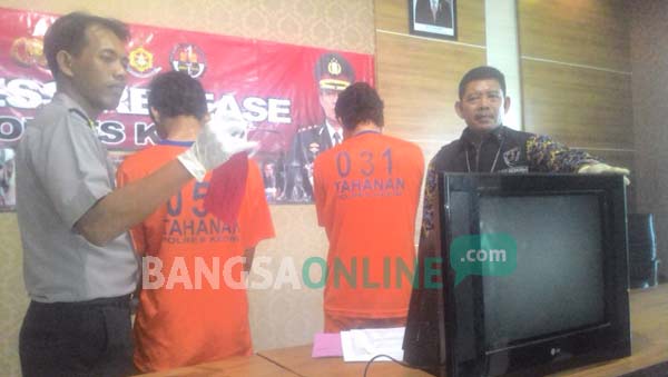 Tersangka bersama barang bukti saat diamankan di Mapolres kediri. foto: dendi martoni/ BANGSAONLINE
