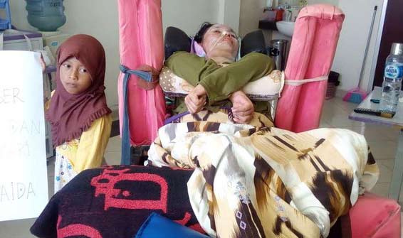 Humaida hanya bisa terbaring dalam perawatan di RSUD Panglima Sebaya Tanah Grogot, Kabupaten Paser, Kalimantan Timur.