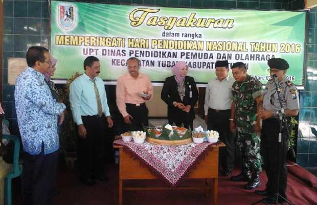 Suasana tasyakuran jajaran UPTD Disdikpora Kecamatan Tuban bersama muspika serta pengajar lembaga pendidikan setempat. foto: udin/ BANGSAONLINE