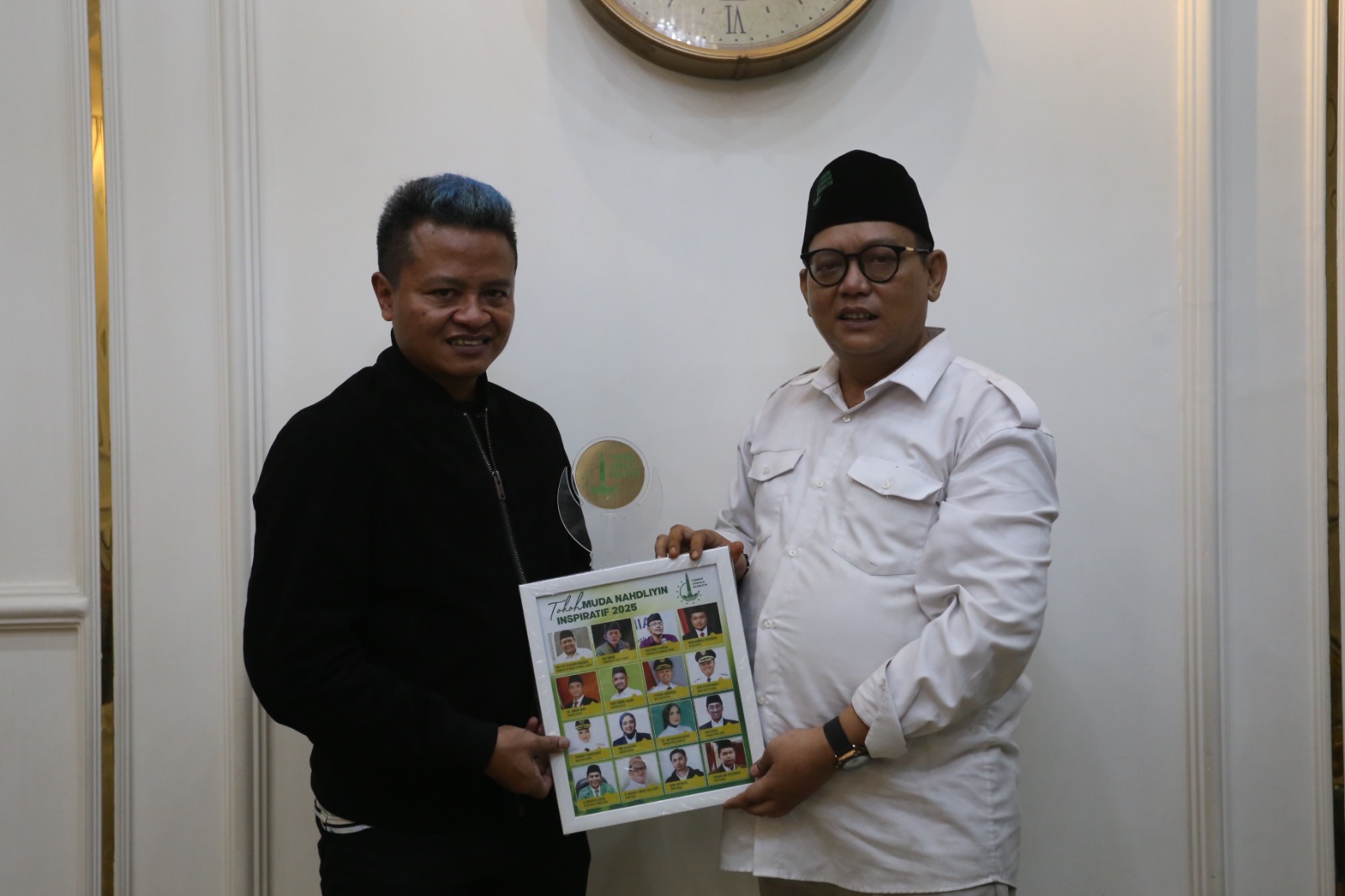  Wakil Bupati Blitar saat menerima penghargaan Tokoh Muda Nahdliyin Inspiratif 2025 dari Forkom Jurnalis Nahdliyin