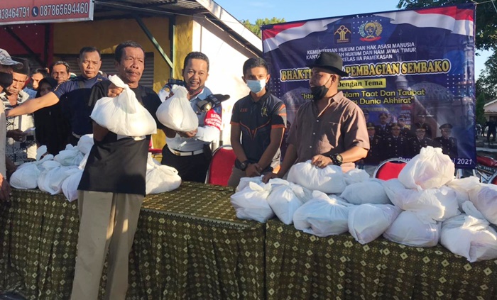 Jelang Hari Raya Idul Fitri 1442 H, Lapas Kelas IIA Pamekasan Bagikan Ratusan Paket Sembako