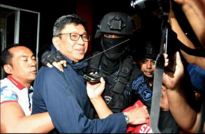 Wali Kota Batu Edy Rumpoko saat hendak digelandang menuju Polda Jatim.