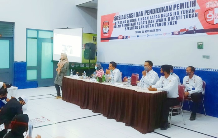 Ratusan napi saat mengikuti sosialisasi yang dilakukan KPU Kabupaten Tuban di Lapas Kelas II B Tuban, Rabu (25/11).