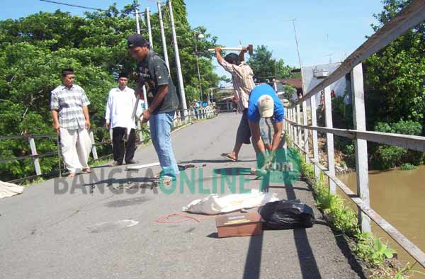 DITUTUP: Warga saat melakukan renovasi jembatan Mrican ditahun 2011 lalu agar bisa dilalui kendaraan roda dua setelah ditutup total. foto: arif kurniawan/BANGSAONLINE