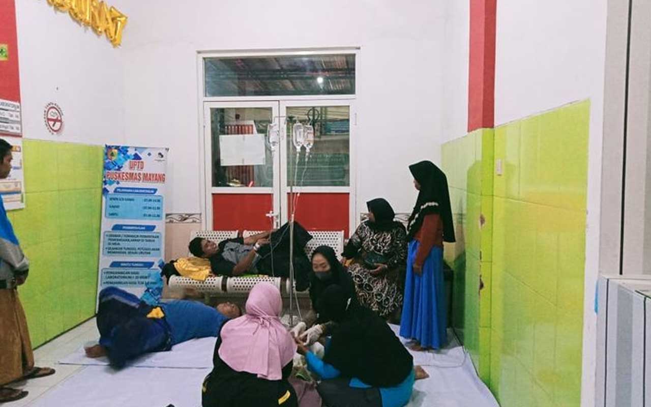 Sejumlah orang yang mengalami keracunan usai memakan takjil yang diberikan secara gratis di Jalan Nasional Mayang, Jember. Foto: Ist.