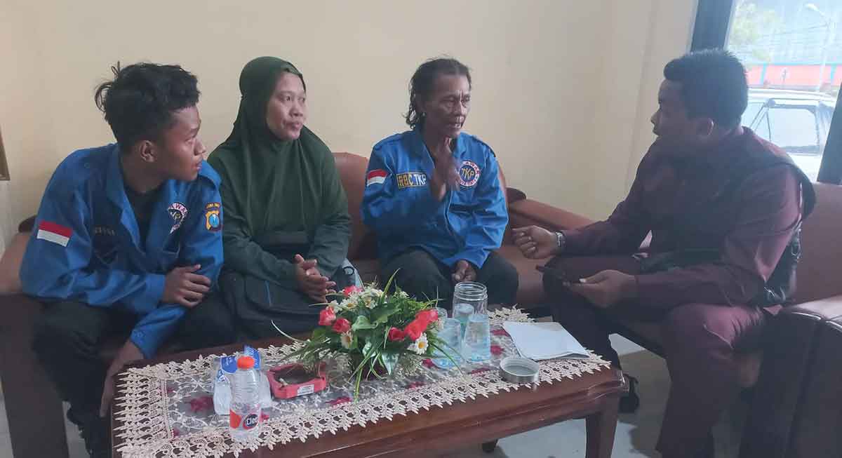 Ketua Komisi IV DPRD Kabupaten Mojokerto, Agus Fauzan, saat berkunjung ke salah satu warga terdampak puting beliung di Dusun Ploso Kuning, Desa Penompo, Kecamatan Jetis.
