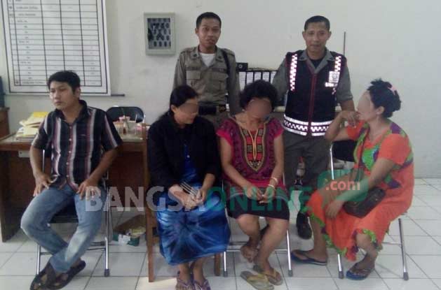 Para PSK dan laki-laki hidung belang saat diamankan di markas Dinas Satpol PP. foto: SYUHUD/ BANGSAONLINE