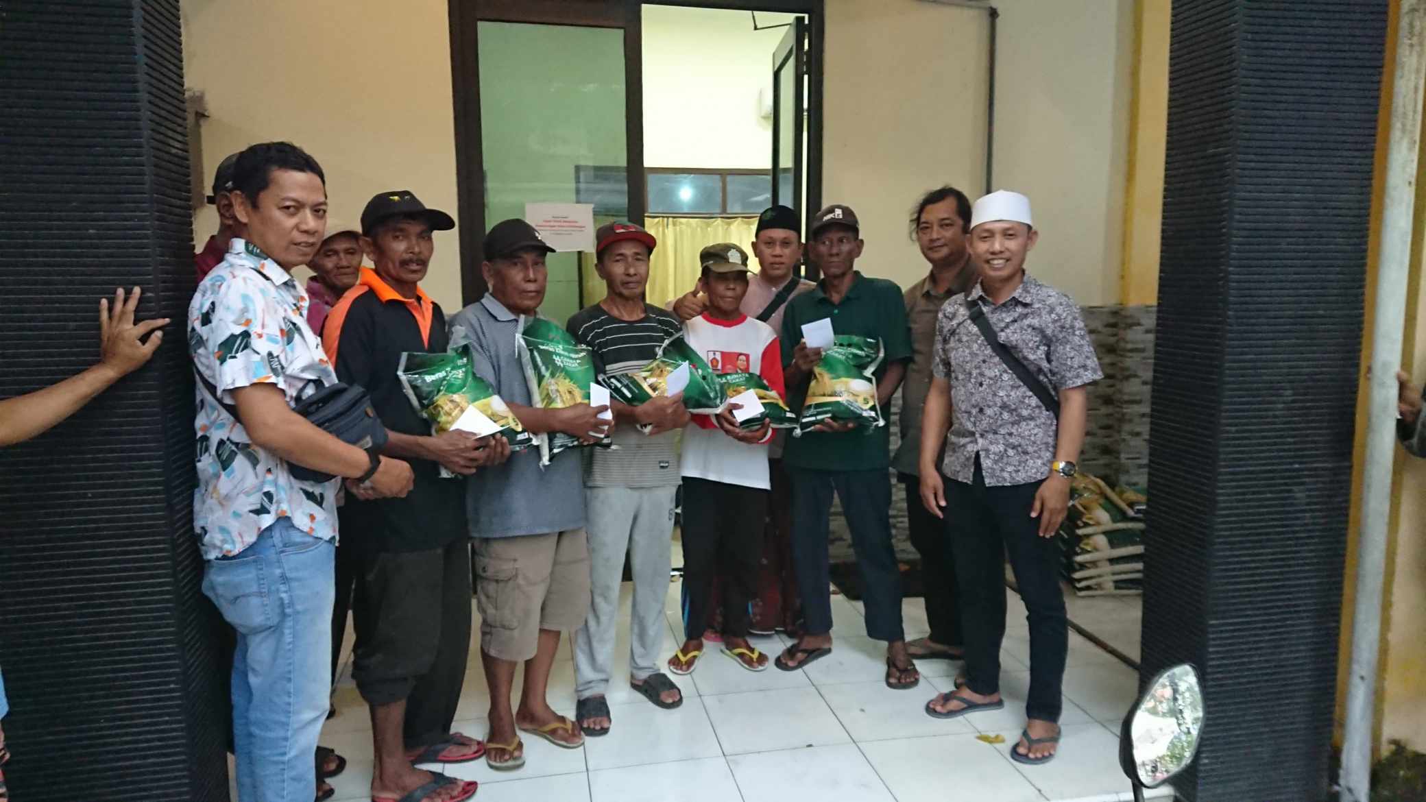 Jajaran pengurus KWG  bersama para  penerima paket beras dan THR. FOTO: ist.