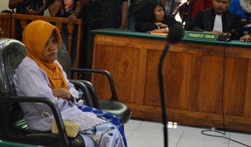 Nenak Asyani di kursi pesakitan saat menjalani sidang putusan di PN Situbondo.foto: hadi prayitno/BANGSAONLINE