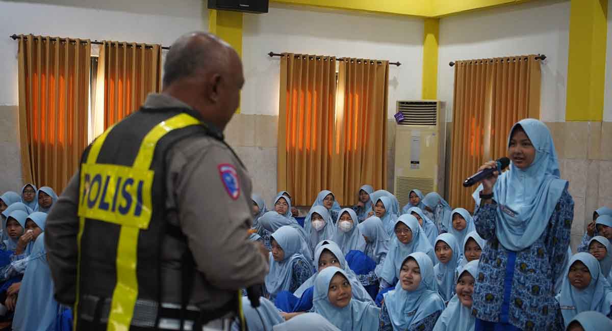 Kanit Lantas Polsek Taman saat mengedukasi siswa baru SMP Muhammadiyah 2.