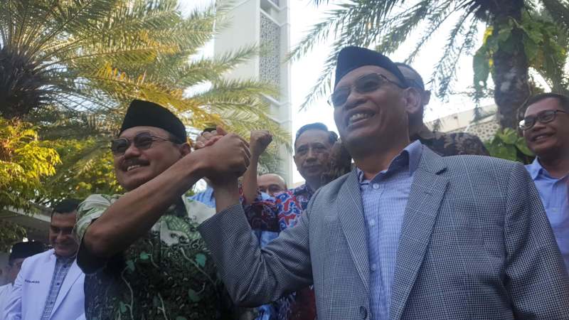 Prof. Budi Santoso menjabat tangan Rektor Unair, Prof. Mohammad Nasih usai diangkat kembali menjadi Dekan FK Unair