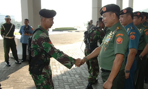 SALING MEMAAFKAN – Panglima TNI Jendral TNI Dr Moeldoko bersalaman dengan prajurit TNI saat menggelar Halal Bihalal di Mabes TNI Cilangkap, di Jakarta, Senin (4/8/2014).foto : puspen TNI untuk BangsaOnline

