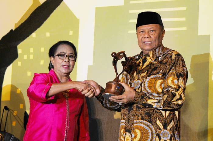 Menteri PPPA RI Yohana Susana Yambise saat memberikan penghargaan ke Pj Bupati Nganjuk Drs Sudjono. Foto: BAMBANG/BANGSAONLINE
