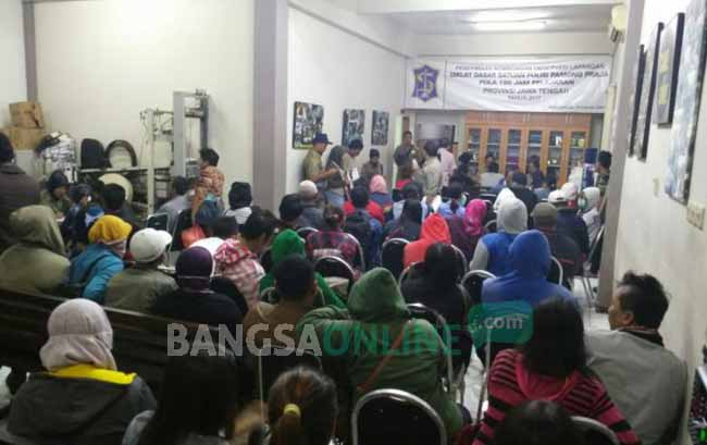 Mereka yang terjaring razia diamankan di Kantor Satpol PP untuk didata.