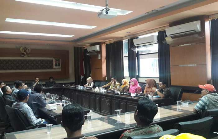 Petani Garam asal Madura menyampaikan aspirasi kepada Komisi B DPRD Jatim terkait impor garam. foto: DIDI ROSADI/ BANGSAONLINE
