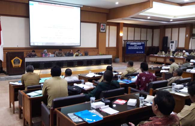 Komisi A saat menggelar public hearing dengan tim ahli Unibraw, Malang. foto: syuhud/ BANGSAONLINE