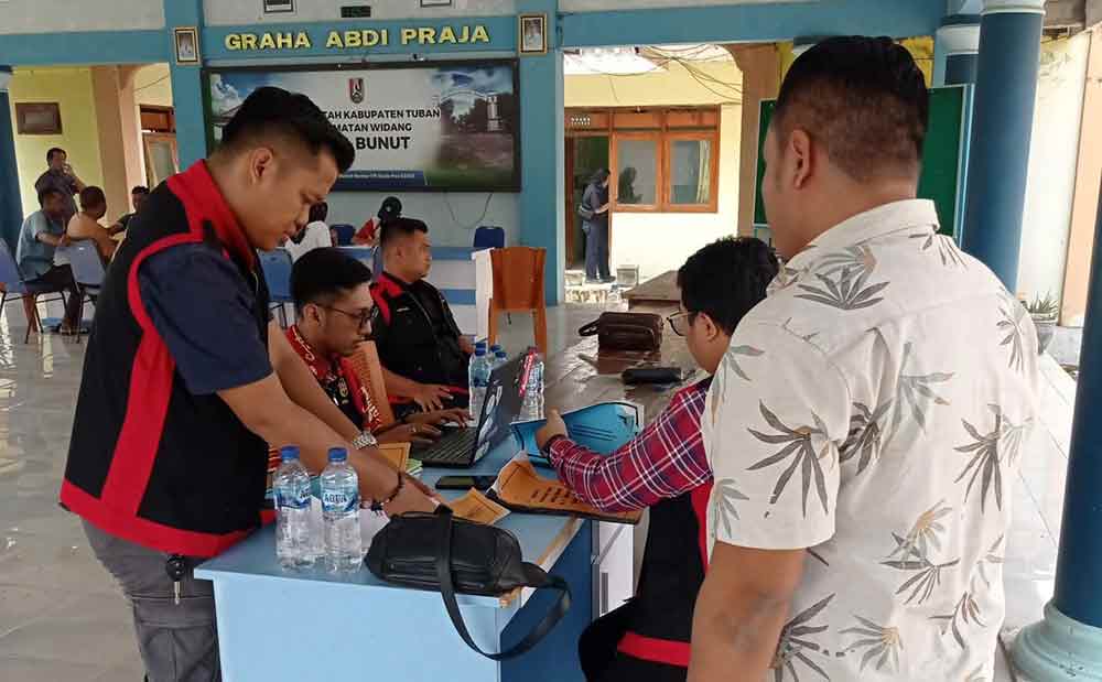 Tim Penyidik Kejari Tuban saat melakukan penggeledahan di Kantor Desa Bunut dan Kedungsoko. (Ist)