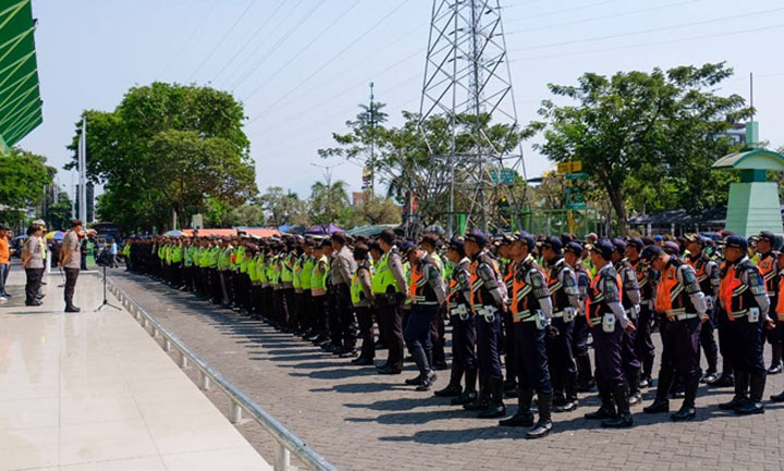 Kapolresta Sidoarjo Kombes Pol. Zain Dwi Nugroho saat memimpin apel pengamanan.