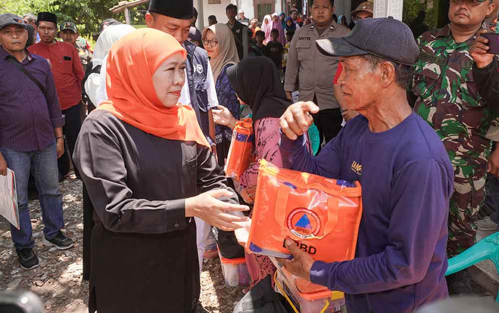 Gubernur Jawa Timur Khofifah Indar Parawansa saat menyerahkan bantuan kepada warga terdampak bencana gempa di Situbondo.