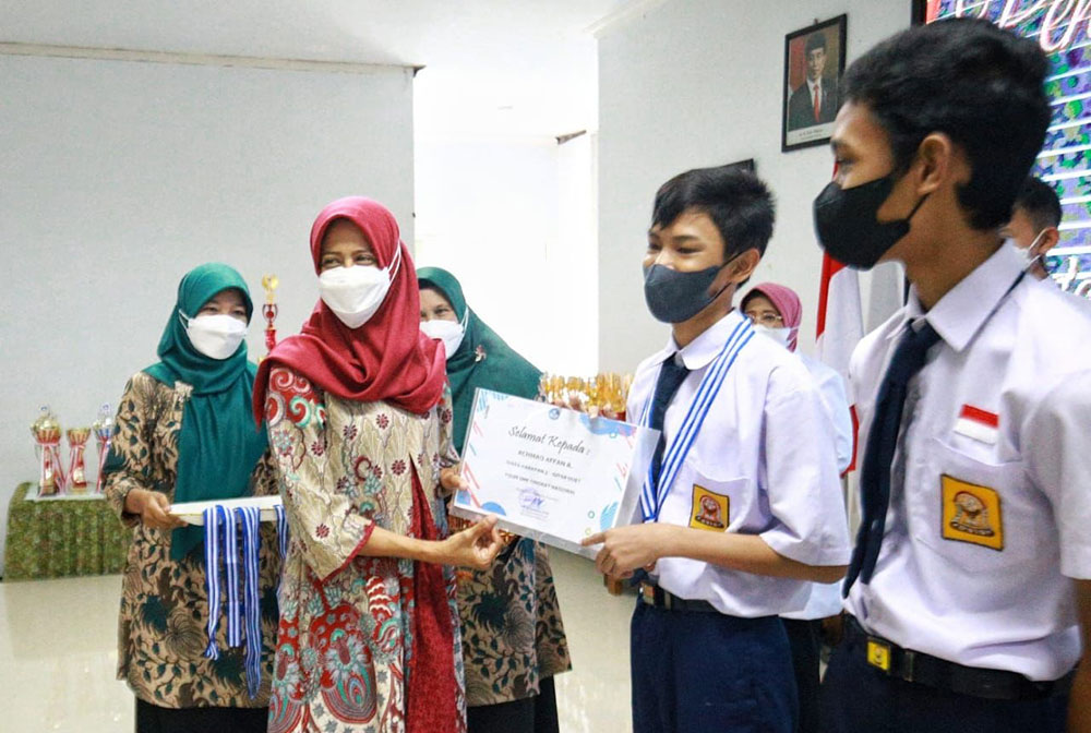 Ketua TP PKK Kota Kediri, Ferry Silviana Abu Bakar, saat memberi penghargaan kepada Insan Berprestasi di lingkungan Dispendik Kota Kediri. Foto: Ist