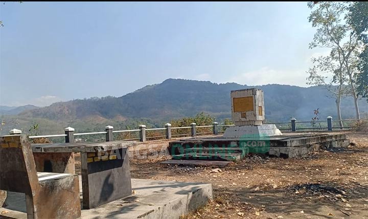 Kondisi Monumen Soeharto di Desa Biting Kecamatan Badegan, Ponorogo, yang kurang terawat.