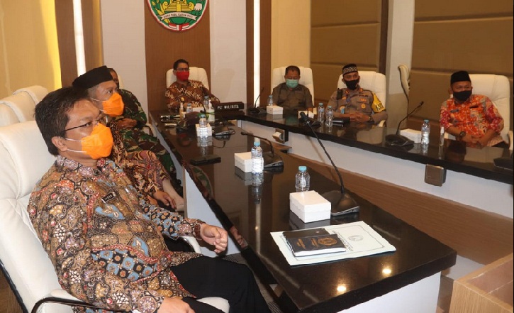 Wali Kota Pasuruan Raharto Teno Prasetyo, S.T. (belakang paling ujung) dan Forkopimda saat mengikuti arahan Presiden Joko Widodo melalui vicon.
