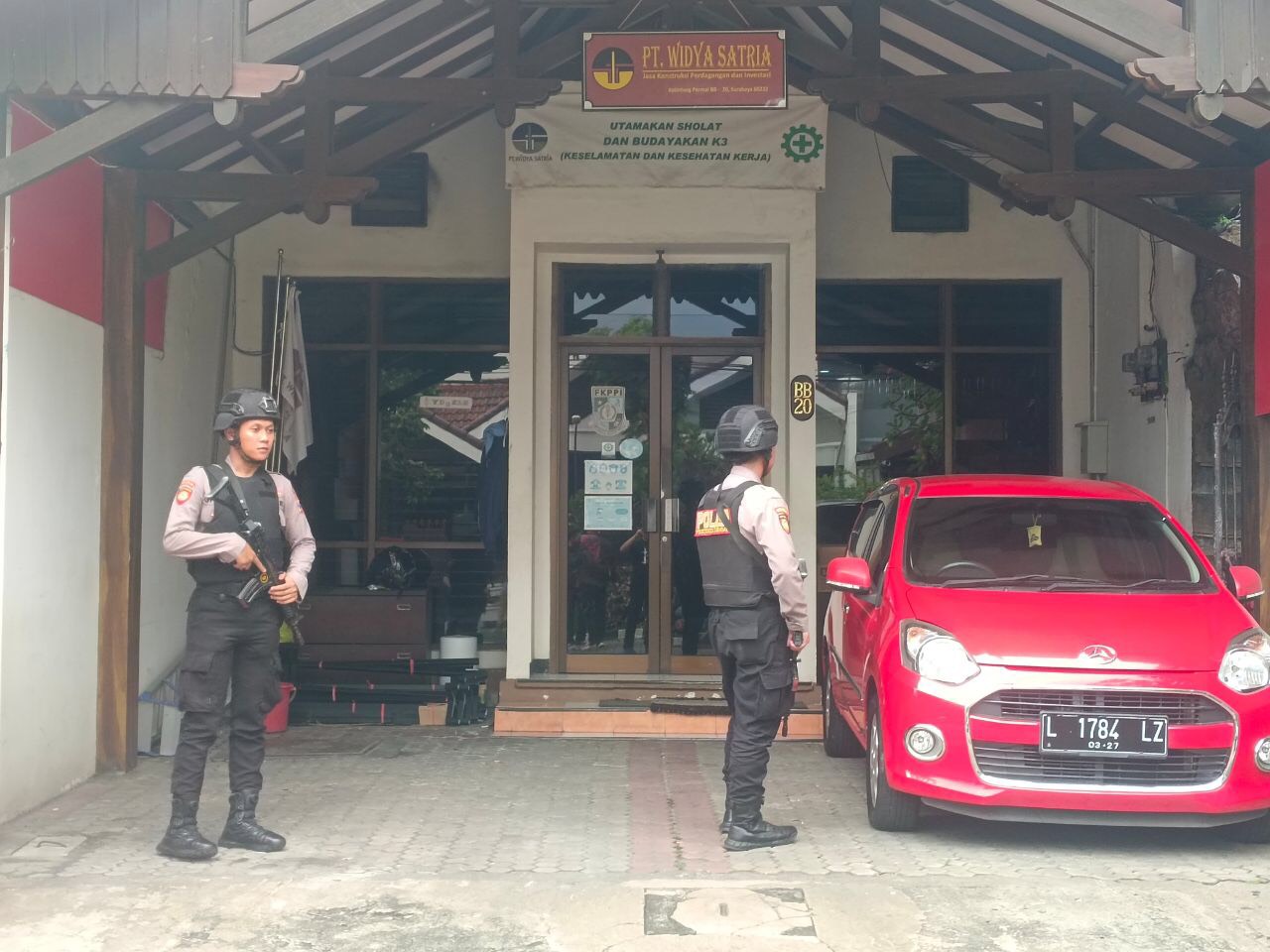 Anggota Polda Jatim yang berjaga saat KPK melakukan penggeledahan