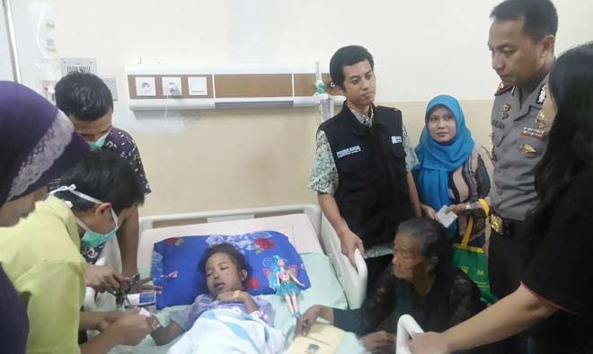 Kapolres Pasuruan, AKBP M. Aldian, S.I.K., M.H ketika mengunjungi korban yang mesih mendapatkan perawatan di RSUD Bangil.