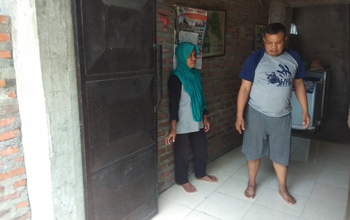 Hadi menunjukkan pintu rumahnya di Desa Sruni Gang Nangka, Kec. Gedangan.