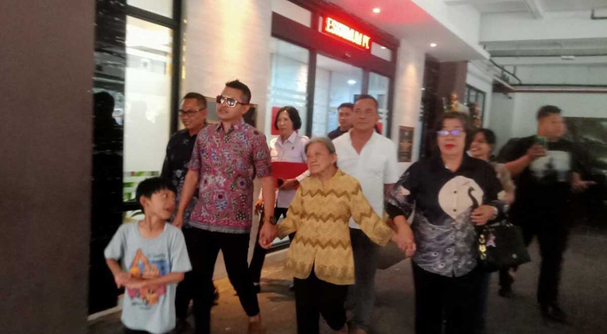 Nenek Elina saat melaporkan dugaan pemalsuan dokumen tanah ke Polda Jatim.
