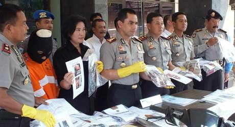 Petugas saat menunjukkan tersangka beserta barang bukti. foto: Robert/BangsaOnline.com