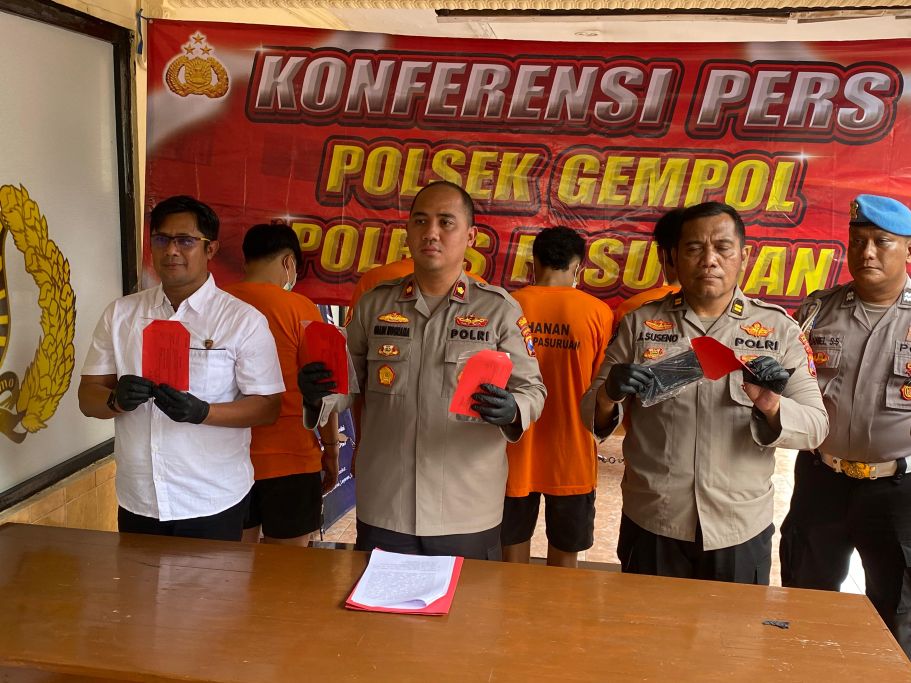 Konferensi pers Polsek Gempol usai membekuk 4 dari 5 pelaku pengeroyokan di jalur Surabaya-Malang