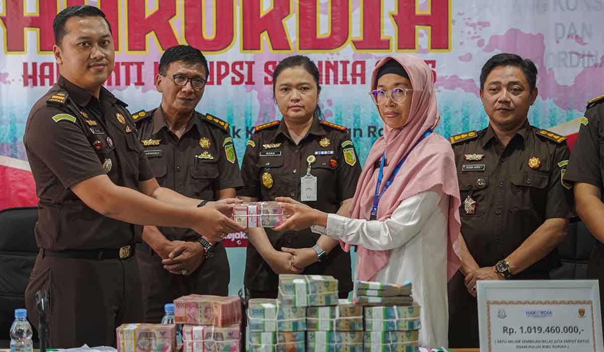 Kajari Kota Kediri saat menyaksikan penyerahan menyerahkan pengembalian dana dari perkara korupsi Hibah KONI 2023 ke RKUD atau Rekening Kas Umum Daerah. 