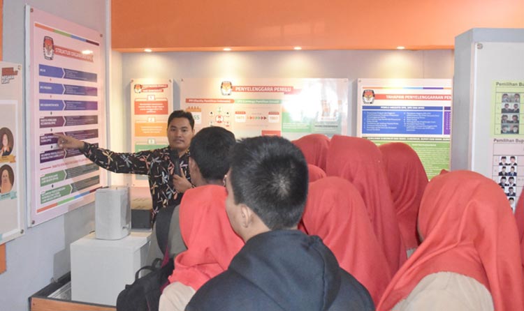 Komisioner KPU Gresik Divisi SDM & Parmas, Makmun saat memberikan pemaparan kepada siswa-siswi SMK Nurul Islam. foto: ist.