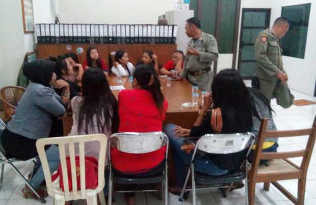 Puluhan penjaga cafe saat diamankan di kantor Dinas Satpol PP Gresik. foto: SYUHUD/ BANGSAONLINE