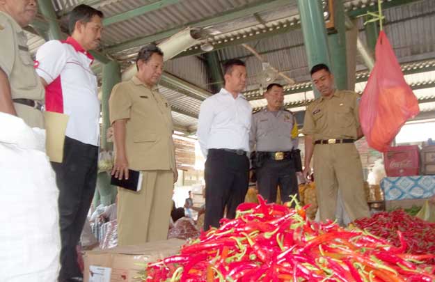 Polres Nganjuk melaksanakan sidak bersama Disperindag antisipasi kenaikan kebutuhan pokok jelang Ramadhan. foto: BAMBANG DJ/ BANGSAONLINE
