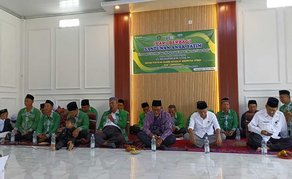 Ketua IPARI Lamongan, H. Siswanto (pegang mik) saat menyampaikan sambutan.