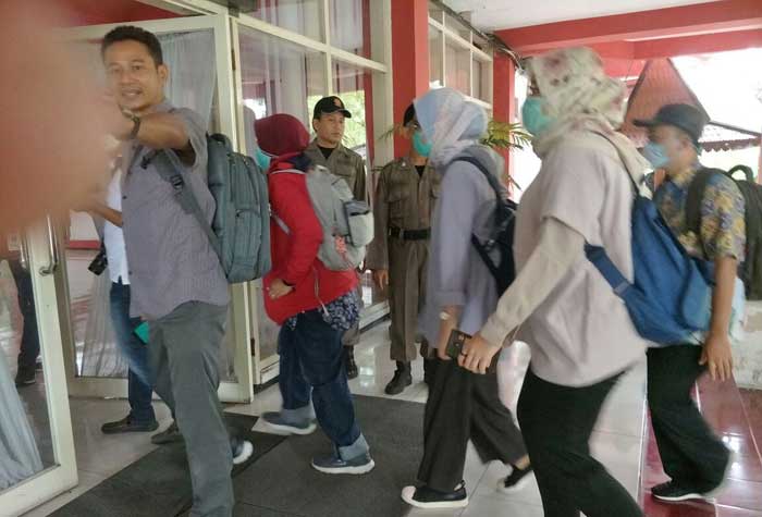 Sekda saat menuju Gedung Bappeda. foto: SOFFAN/ BANGSAONLINE