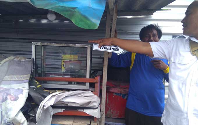 Petugas melakukan identifikasi di warung milik Sodi.