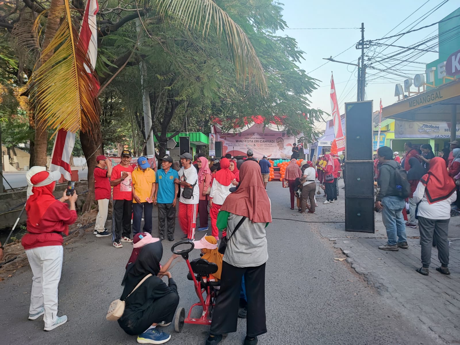 Suasana jalan sehat HUT ke-10 BANGSAONLINE.com di Jalan Cipta Menanggal Utara.
