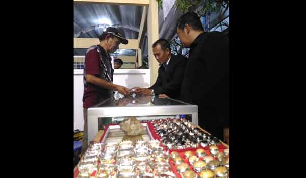Ketua DPRD Kota Kediri Kholifi Yunon bersama ketua panitia Yudi Ayubchan saat melihat-lihat pameran batu akik, di halaman kantor DPRD kota Kediri, Selasa (10/11). foto: arif kurniawan/BANGSAONLINE