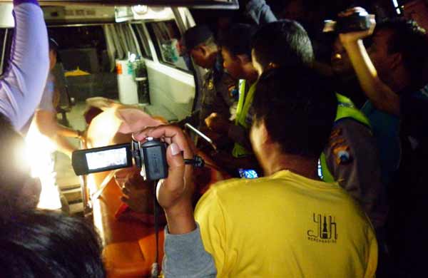 Jasad korban saat dimasukkan ke ambulan untuk diotopsi. (foto: suwandi/BANGSAONLINE)