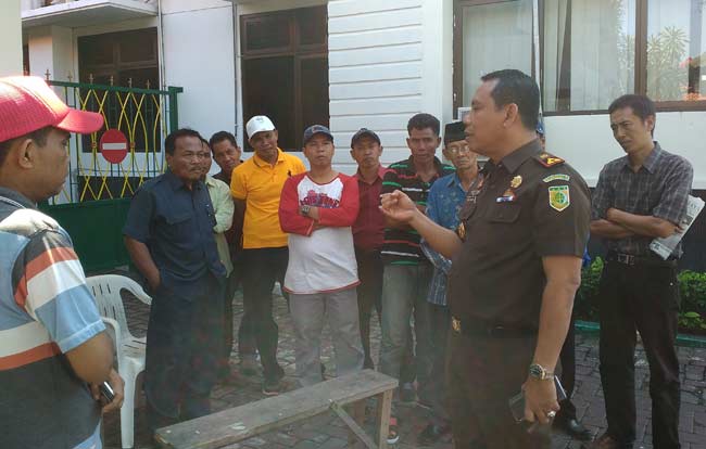 Kajari Sidoarjo, saat berdiskusi dengan warga Renojoyo Desa Kedungsolo Kecamatan Porong, di parkiran Kejari Sidoarjo. foto: NANANG I/ BANGSAONLINE