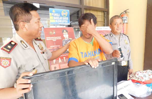 Tersangka Zainul diamankan petugas Polsek Buduran. 