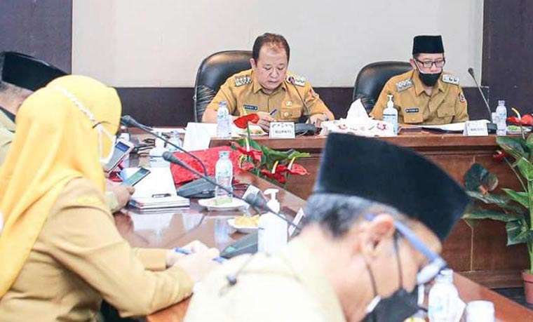 Bupati Jember, Hendy Siswanto (tengah) saat memimpin rapat penanganan Covid-19. 