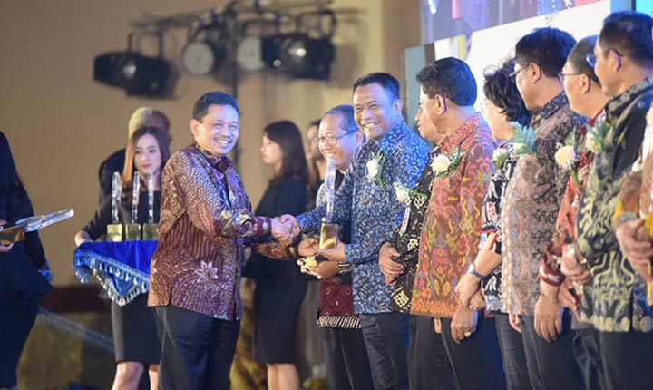 Kepala Dinas Pendidikan (Dispendik) Supomo saat menerima penghargaan dalam acara Anugerah Kihajar di Jakarta, Kamis (14/11) malam. foto: ist.