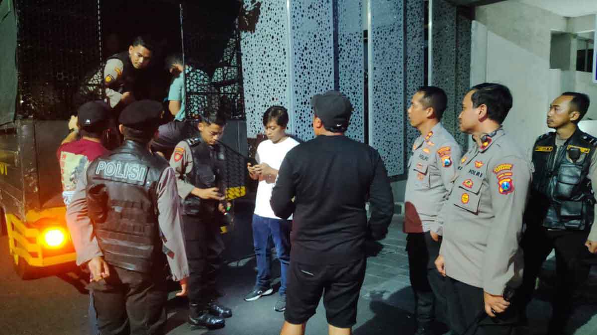Petugas saat melakukan penggerebekan terhadap para pelaku tindak asusila sesama jenis atau gay di Surabaya.