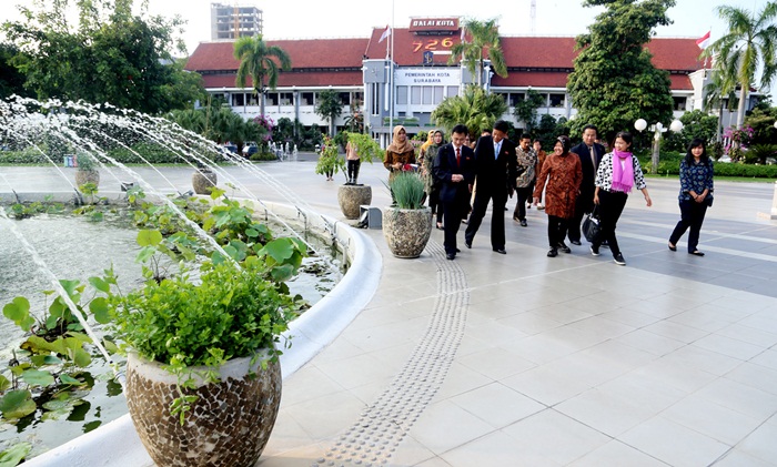 Wali Kota Risma saat mengajak rombongan berjalan-jalan di Taman Surya. Tampak rombongan menikmati taman yang ada di depan gedung pemerintahan Kota Surabaya tersebut. foto: ist